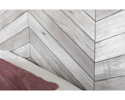 Wandpaneel mit Holzoptik im Fischgrätmuster
