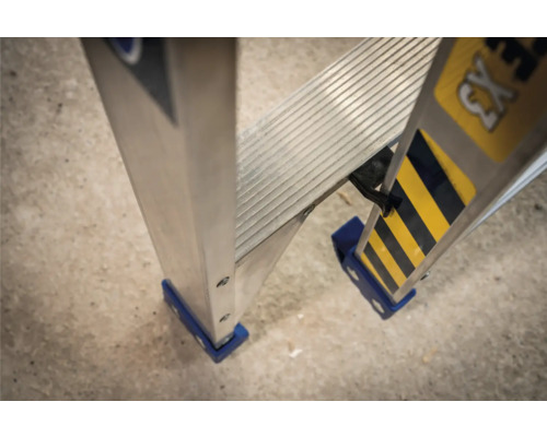 Detailansicht einer Aluminiumleiter mit geriffelten Stufen und blauen Sicherheitsfüßen