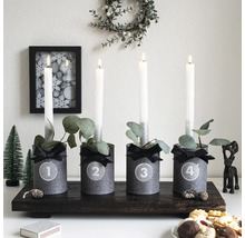 Centre de l''Avent avec quatre bougies et décorations sur un plateau en bois foncé.