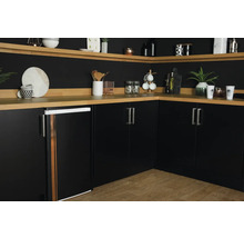 Coin cuisine avec armoires noires et plans de travail en bois