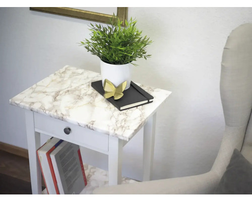 Table d''appoint décorative avec film de marbre, plante en pot et carnet pour un intérieur élégant