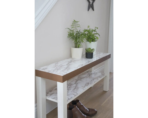Étagère avec film décoratif aspect marbre, plantes en pot dessus et chaussures dessous