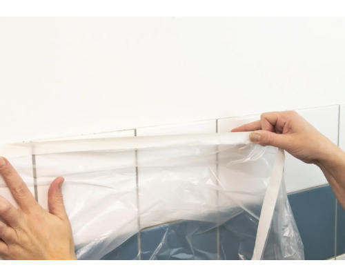 Abdeckfolie wird an Wandfliesen befestigt