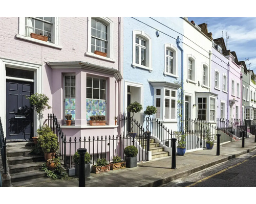 Reihe von Stadthäusern mit Vorgärten und Treppenaufgängen