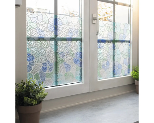 Fenster mit Fensterfolie für Sichtschutz und Dekoration.