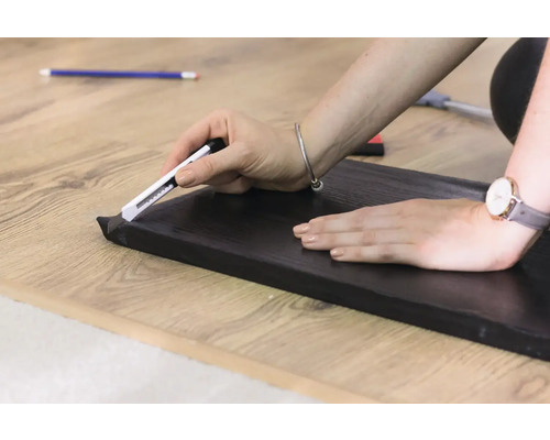 Coupe d''une plinthe à l''aide d''un cutter