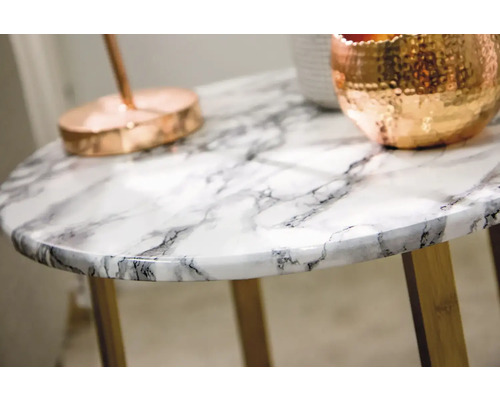 Tisch mit Marmorplatte und Holzbeinen.