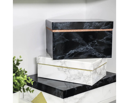 Pile de boîtes de rangement décoratives avec motif marbré