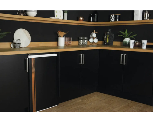 Küchenecke mit Unterschränken, Arbeitsplatte und Regalen.