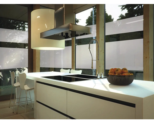 Helle, moderne Küche mit Kochinsel, Dunstabzugshaube und Spüle vor Fensterfront