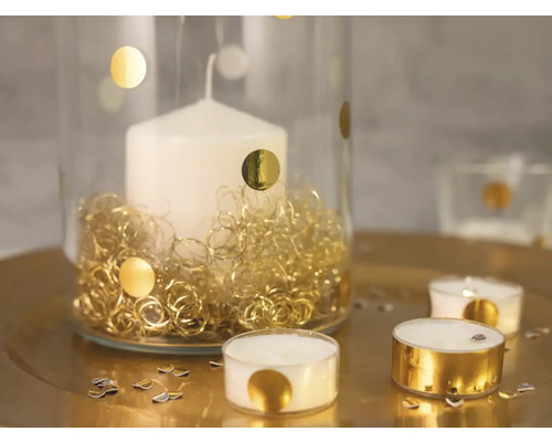 Décoration avec bougie dans un vase en verre et bougies chauffe-plat sur un plateau