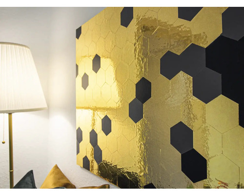 Décoration murale avec carreaux hexagonaux dorés et noirs