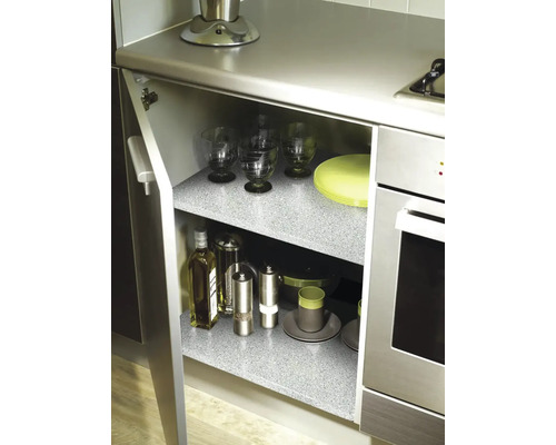 Küchenschrank mit Geschirr und Küchenutensilien