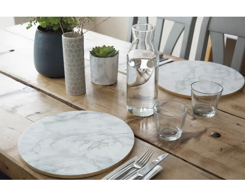 Table à manger décorée avec sets de table, carafe et verres