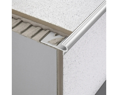 Fliesenprofil aus Metall an Wand und Boden
