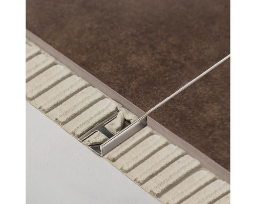 Profilé de carreaux en métal entre deux carreaux