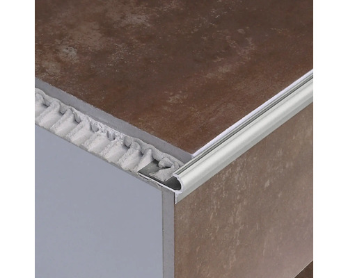 Gros plan sur un bord d''escalier avec un profilé de carrelage.