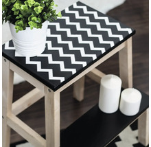 Tabouret à marches avec motif en zigzag, plante et bougies