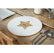 Assiette décorative avec motif étoile sur table en bois