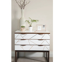 Commode avec trois tiroirs, motif géométrique et objets décoratifs