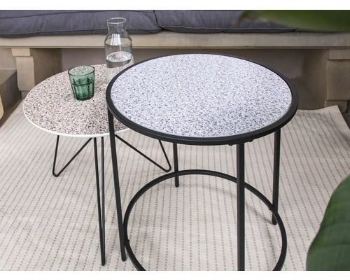 Deux tables d''appoint rondes avec structure en métal et plateaux aspect pierre