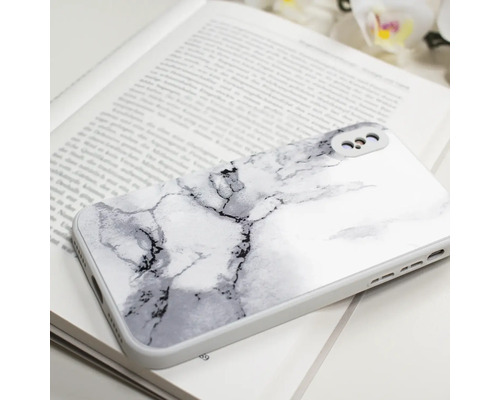 Handyhülle mit Marmoroptik auf einem Buch
