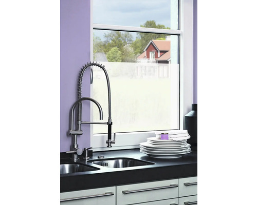 Küchenspüle mit Geschirr vor einem Fenster