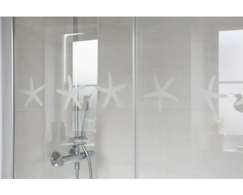 Duschkabine mit Seesternmotiven und Duscharmatur