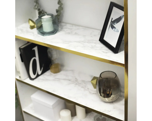 Regal mit Dekorfolie in Marmoroptik, verziert mit Dekorationsartikeln wie Kerzen und Bilderrahmen.