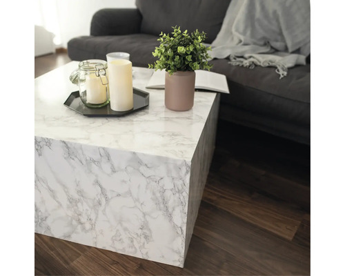 Wohnzimmer mit Marmor-Couchtisch, Kerzen und Dekoration