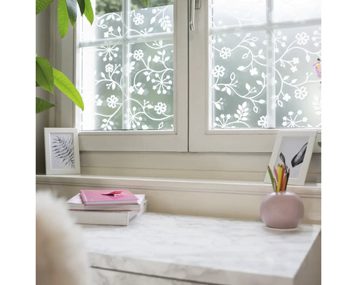 Fenster mit dekorativer Fensterfolie mit Blumenmuster für mehr Privatsphäre und Dekoration