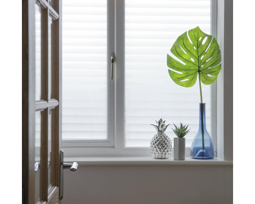 Décoration avec plantes artificielles sur un rebord de fenêtre