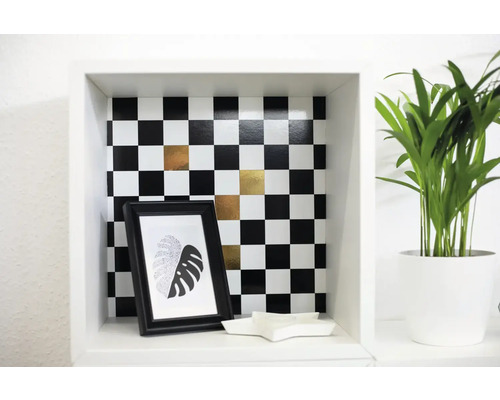 Étagère décorative avec motif en damier, cadre photo et plante d''intérieur