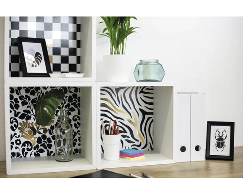 Étagère à compartiments avec décorations et articles de bureau
