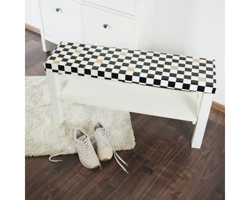 Banc à chaussures blanc à motif d''échiquier avec étagère, avec une paire de chaussures en dessous.