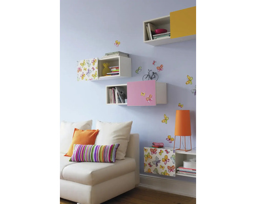 Salon avec canapé, lampe de table et étagères murales de différents modèles