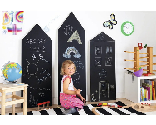 Kinderzimmer mit Tafelfolie in Hausform, bemalt mit Kreide, mit spielendem Kind