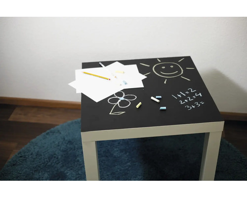 Kindertisch mit Kreidezeichnungen und Malpapier