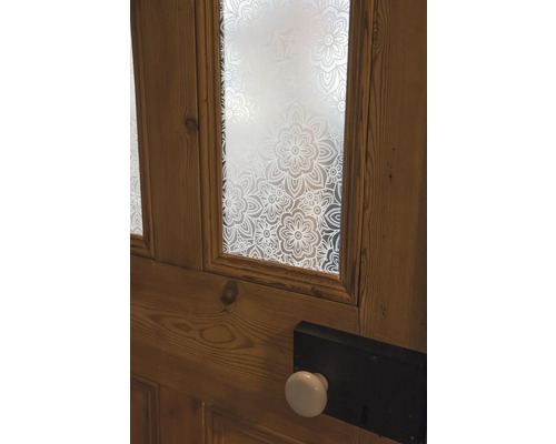 Porte en bois avec verre à motifs floraux et un bouton de porte