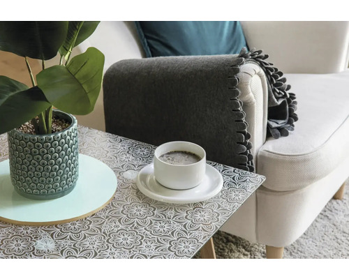Nature morte décorative avec table d''appoint, fauteuil, plante et tasse de café