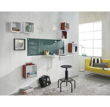 Salon avec étagères murales, bureau, tableau noir, tabouret et canapé
