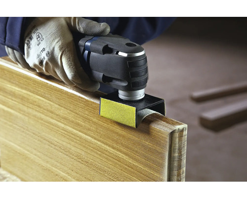 Multifunktionswerkzeug beim Schleifen eines Holzstücks