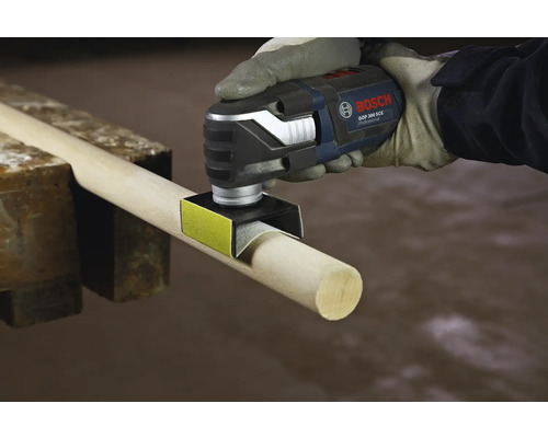 Bosch GOP 300 SCE Multifunktionswerkzeug im Einsatz zum Schleifen eines Holzstücks