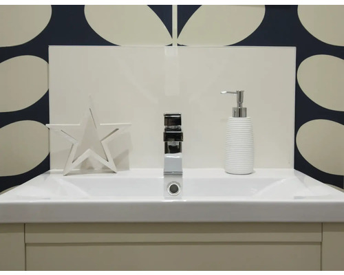 Badezimmerwaschbecken mit Armatur, Seifenspender und Dekostern