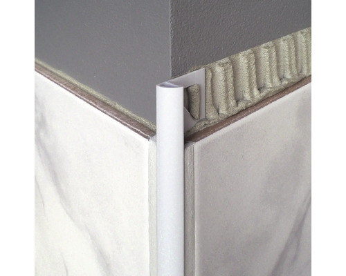 Detailaufnahme einer runden Fliesenschiene als Kantenschutz an einer gefliesten Ecke