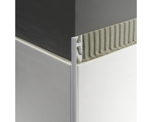 Vue détaillée d''un angle avec profilé de carreaux et carreaux