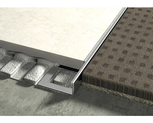 Profilé de finition en acier inoxydable entre le carrelage et la moquette