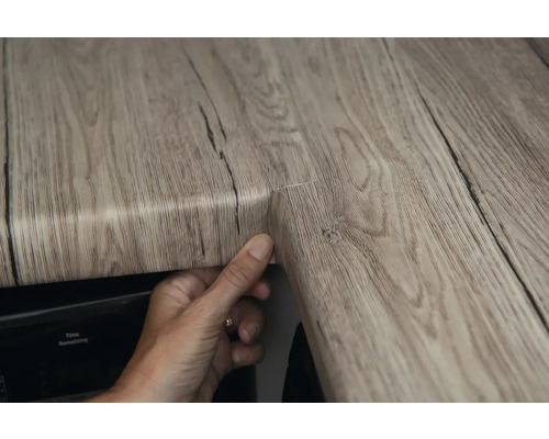 Vue détaillée d''un plan de travail aspect bois avec joint d''angle