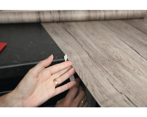 Application d''un film décoratif imitation bois sur un plan de travail