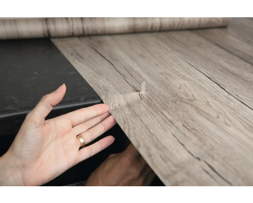 Film autocollant avec aspect bois en cours d''application